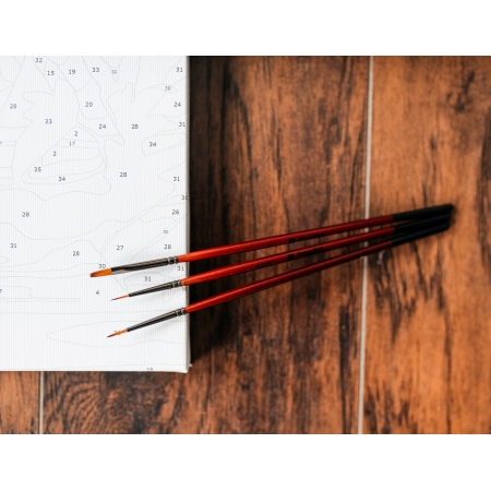 Mergina su perlo auskaru